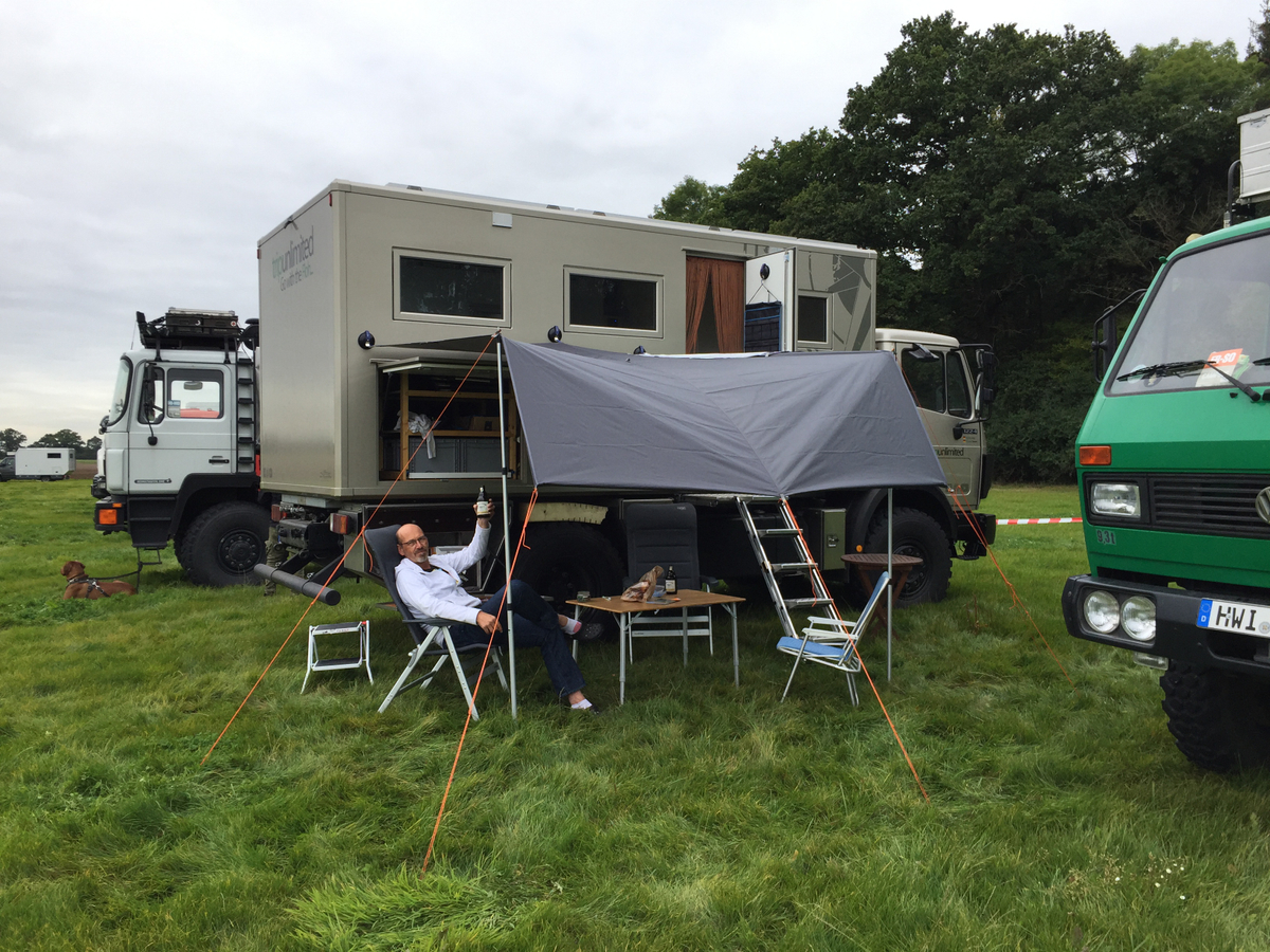 Tarp befestigt mit 3 Saugnäpfen und abgespannt mit 2 Zeltstangen und übertriebenen 5 Seilen 🙂 Tarp befestigt mit 3 Saugnäpfen und abgespannt mit 2 Zeltstangen und übertriebenen 5 Seilen 🙂