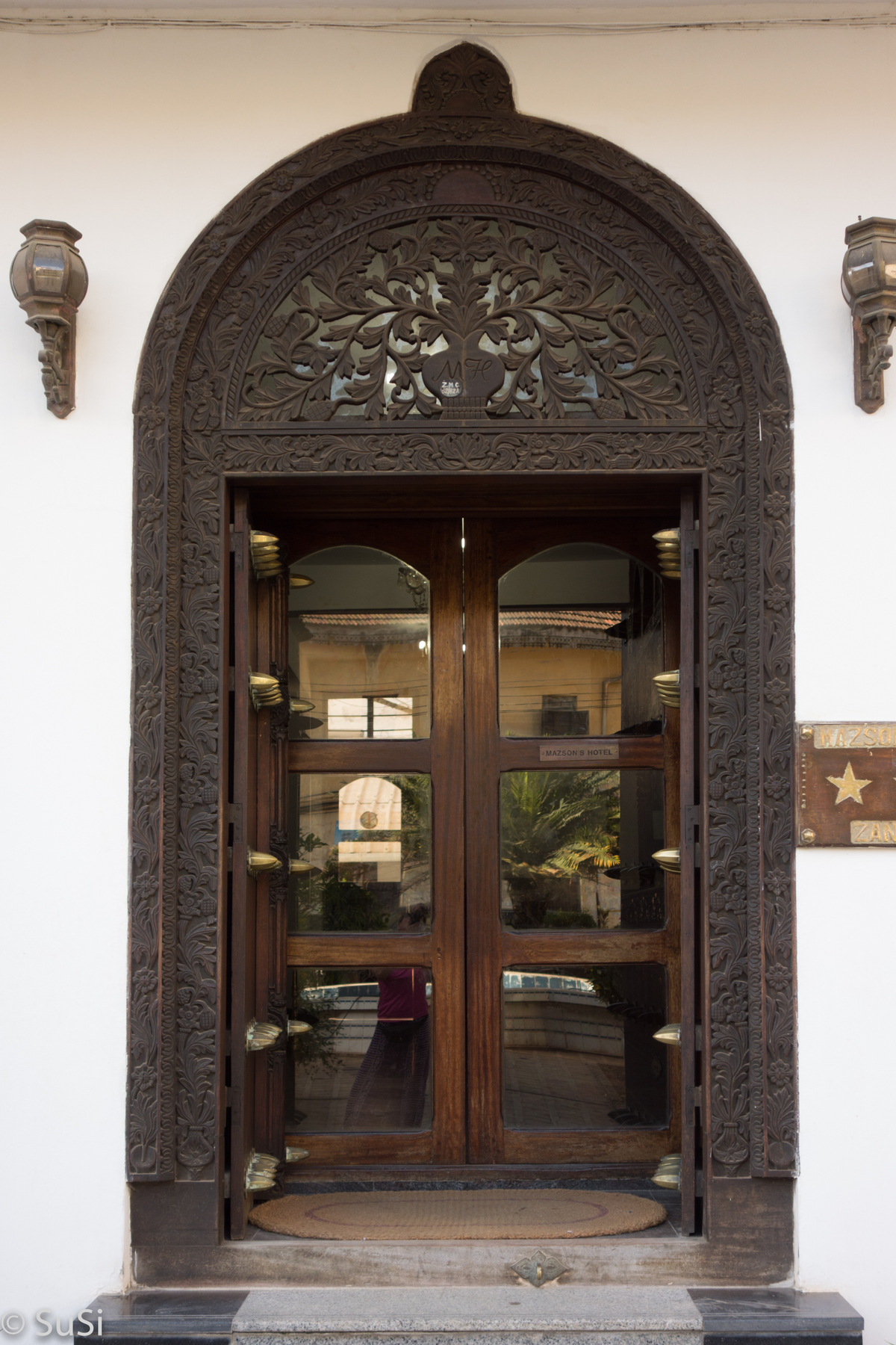 Stonetown ist berühmt für seine schönen Holztüren Stonetown ist berühmt für seine schönen Holztüren