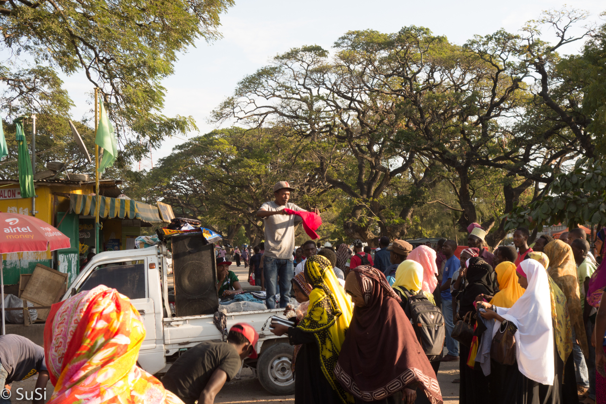T-Shirt Verkauf auf dem Markt T-Shirt Verkauf auf dem Markt