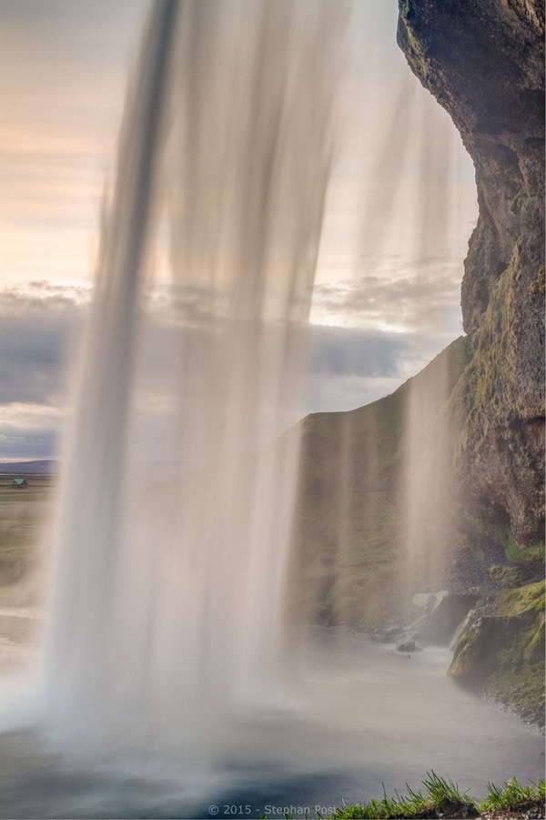 Hinter dem Wasserfall